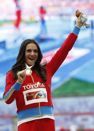 A bicampe&atilde; ol&iacute;mpica do salto com vara Yelena Isinbayeva comemora a vit&oacute;ria no Mundial de Atletismo em Moscou