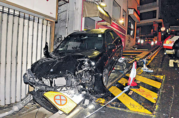 房車撞及店舖大閘才告停下。（資料圖片）