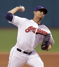 El abridor venezolano de los Indios Carlos Carrasco hace un lanzamiento en el partido contra los Reales de Kansas City el lunes 22 de septiembre de 2014. (Foto de AP/Tony Dejak)