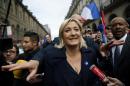 La presidenta del partido de ultraderecha Frente Nacional (FN), Marie Le Pen (centro). EFE/Archivo