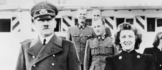 Adolf Hitler et Eva Braun sur une photo non datée tirée de l'album photo de cette dernière