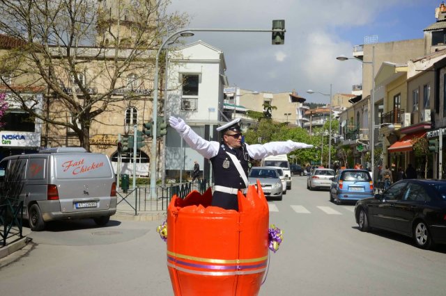 Κοζάνη: Ο τροχονόμος είχε μπει μέσα σε Πασχαλινό αυγό! [Photos]