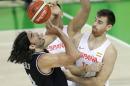 El argentino Luis Scola disputa un rebote con el español Víctor Claver, durante un duelo de basquetbol de los Juegos Olímpicos, disputado el lunes 15 de agosto de 2016 en Río de Janeiro (AP Foto/Charlie Neibergall)