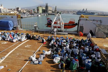 2015-07-01T051359Z_1_LYNXNPEB601GQ_RTROPTP_2_EUROPE-MIGRANTS-ITALY.JPG