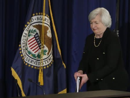 La presidenta de la Reserva Federal de EEUU, Janet Yellen, llega a una conferencia de prensa en Washington