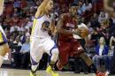 Stephen Curry, de los Warriors de Golden State, marca a Norris Cole, escolta del heat de Miami, durante el partido del martes 25 de noviembre de 2014 (AP Foto/Lynne Sladky)