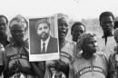 Des femmes brandissant des portraits du président Hissene Habre attendent le passage des présidents tchadien et zaïrois, Hissen Habré et Mobutu S...<br /><br />Source : <a href=