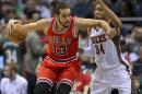 CHI39 - MILWAUKEE (EE.UU.), 1/4/2015.- Joakim Noah (i) de los Chicago Bulls disputa el balón con Giannis Antetokounmpo (d) de los Milwaukee Bucks hoy, miércoles 1 de abril de 2015, durante su partido de la NBA en el BMO Harris Bradley Center en Milwaukee, Wisconsin (EE.UU.). EFE/Kamil Krzaczynski / PROHIBIDO SU USO POR CORBIS