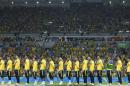 Los jugadores de la selección de Brasil escuchar su himno nacional desde el podio en la ceremonia de premiación tras conseguir el oro olímpico tras vencer a Alemania en la final del fútbol en el estadio Maracaná, de Río de Janeiro, Brasil, el sábado 20 de agosto de 2016. (AP Foto/Andre Penner)