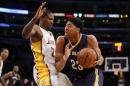 El jugador de los Pelicans de Nueva Orléans Anthony Davis, a la derecha, se enfrenta al jugador de los Lakers de Los Ángeles' Wayne Ellington, a la izquierda, en la primera mitad de su partido de NBA, el 7 de diciembre de 2014 en Los Ángeles, California, Estados Unidos. (AP Foto/Danny Moloshok)