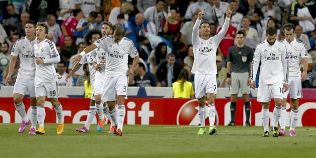 GRA554. MADRID. 16/09/2014.- El delantero portugués del Real Madrid Cristiano Ronaldo (3d) celebra su gol, tercero del equipo, junto a sus compañeros durante el partido de la primera jornada de la fas