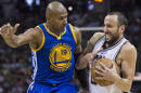 El jugador de los Spurs, Manu Ginóbili, derecha, maneja el balón en un partido contra Golden State el domingo, 5 de abril de 2015, en San Antonio, Texas. (AP Photo/Darren Abate)