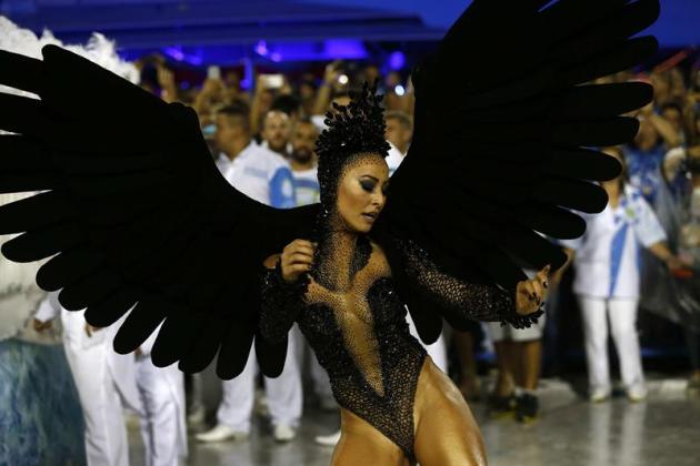 BRA52. RÍO DE JANEIRO (BRASIL), 15/02/2015.- Una integrante de la escuela de escuela de Samba Unidos de Vila Isabel se presenta hoy, domingo 15 de febrero de 2015, durante su desfile en el sambódromo 