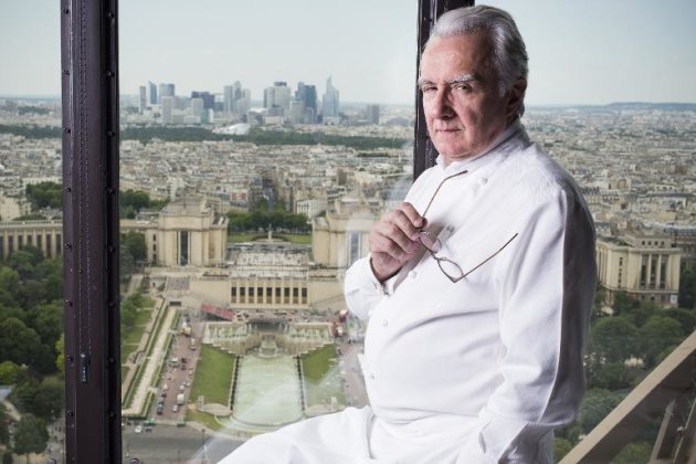 El chef francés Alain Ducasse posa en su restaurante "Le Jules Verne", en la Torre Eiffel de París, el 23 de junio de 2014