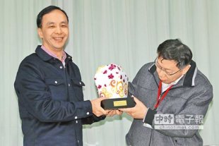 台北市長柯文哲（右）與新北市長朱立倫（左）5日共同出席雙北合作第1次會議，就46項新增合作方案進行討論、交流黃世麒攝）