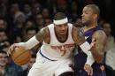 El jugador de Phoenix, P.J. Tucker, derecha, defiende contra el jugador de los Knicks, Carmelo Anthony, el sábado, 20 de diciembre de 2014, en Nueva York. (AP Photo/Frank Franklin II)