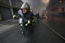 Incendie d'un entrepôt au nord de Paris: les pompiers toujours sur place