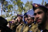 Israel y Hezbolá dijeron el jueves que su extraño enfrentamiento en la frontera entre el Estado judío y Líbano había terminado, después de que el grupo insurgente matara a dos soldados israelíes en venganza por un ataque aéreo mortal en Siria la semana pasada. En la imagen, soldados israelíes durante el funeral por el capitán Yochai Kalangel en un cementerio militar de Jerusalén, el 29 de enero de 2015. REUTERS/Ronen Zvulun