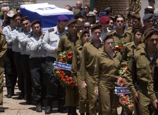 Soldados israelíes portan el féretro de Tsafrir Bar-Or, un comandante israelí de la Brigada Golani que falleció en la Franja de Gaza durante el transcurso de la operación &quot;Margen Protector&quot;, en el cementerio de Jolón (Israel). EFE