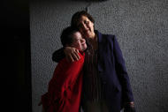 En esta foto del 28 de octubre de 2014, Joaquina Pereda posa para la foto en Santiago de Chile con su hijo Martín, quien padece el síndrome de Down. Profesora de matemática jubilada de una prestigiosa universisas, Pereda está entre los cientos de miles de chilenos de clase media que hace 33 años, durante la dictadura militar de Augusto Pinochet, fueron obligados a dejar a un lado el viejo sistema de pensiones del estado y a incorporarse a un sistema privado de jubilación de capitalización individual que los ha sumido en la pobreza, el cual ha sido imitado por una treintena de naciones, incluidas Perú, República Dominicana, Colombia, El Salvador, Costa Rica, Uruguay y México. (AP Foto/Luis Hidalgo)