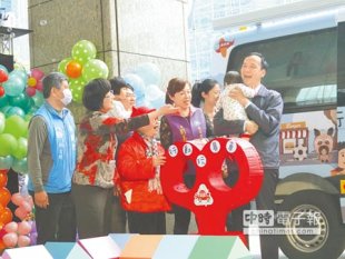 新北市政府昨日舉辦「行動玩具車」啟動典禮，市長朱立倫到場參與，並發放玩具給現場小朋友。（廖智怡攝）