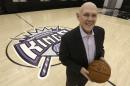 George Karl posa para una foto en las instalaciones de prácticas de los Kings de Sacramento, luego que se le presentó como nuevo entrenador del equipo, el martes 17 de febrero de 2015 (AP Foto/Rich Pedroncelli)