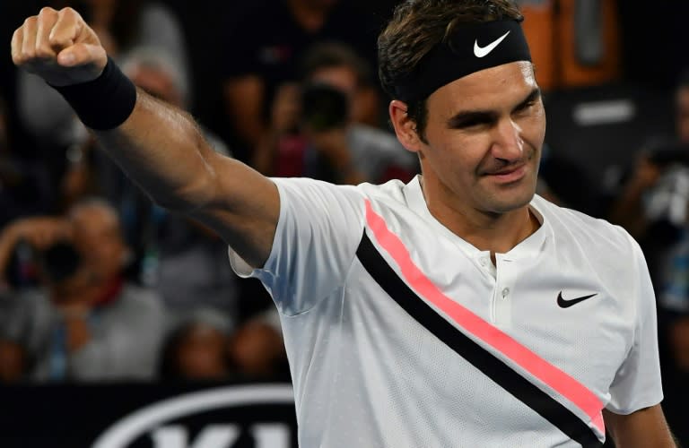 El tenista suizo Roger Federer celebra su victoria sobre el checo Tomas Berdych en cuartos de final del Abierto de Australia, en Melbourne el 24 de enero de 2018. Federer intentará conseguir su 20º Grand Slam ante el croata Marin Cilic