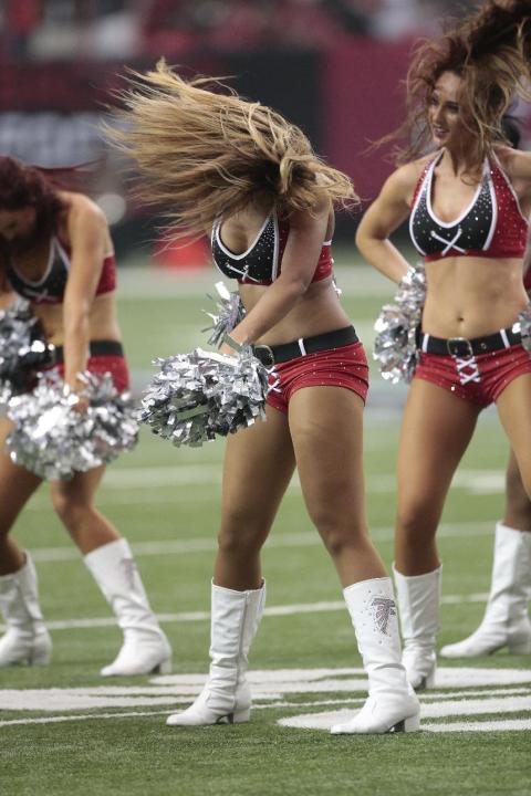 Atlanta Falcons porristas realizan durante la segunda mitad de un partido de fútbol de la NFL contra los New Orleans Saints, Domingo, 07 de septiembre 2014, en Atlanta.  (Foto AP / John Bazemore)