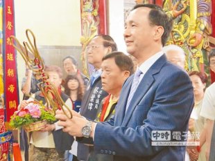 　丟出震撼彈　　國民黨主席兼新北市長朱立倫17日到淡水、八里廟宇參拜，受訪時明確表態「我不會參選2016」，在混沌不明的藍營總統提名中丟出一枚震撼彈。（謝幸恩攝）