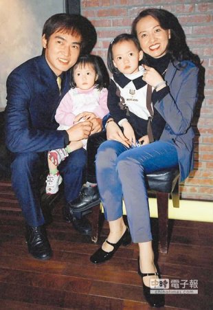 ↑焦恩俊（左）與前妻Fendi及兩女兒和樂情景不再，女兒都已長大成人。
