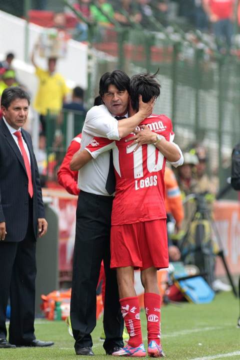 MEX13. TOLUCA (MÉXICO), 21/09/2014.- El jugador de Toluca Lucas Lobos celebra con su director técnico, el paraguayo José Saturnino Cardozo (c) después de anotar un gol ante Monterrey hoy, domingo, 21 