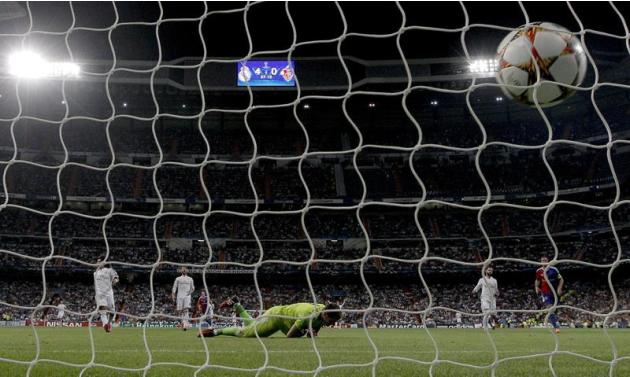 GRA575. MADRID. 16/09/2014.- El portero del Real Madrid Iker Casillas (c. en el suelo) encaja el gol del paraguayo Derlis González, del FC Basilea, durante el partido de la primera jornada de la fase 