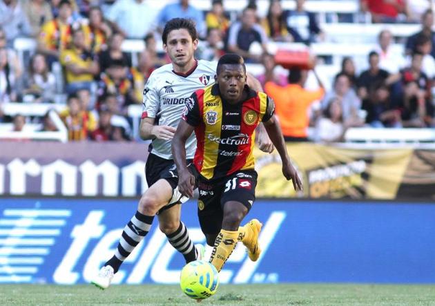 MEX44. GUADALAJARA (MÉXICO), 08/02/2015.- El jugador de Leones Negros Jonathan González (d) supera la marca de Luis Caballero (i), de Atlas, hoy, domingo 8 de febrero de 2015, en un partido de la jorn