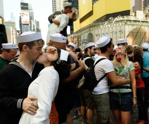 Casais recriam o icônico beijo na Times Square, em Nova York, no dia 14 de agosto de 2015