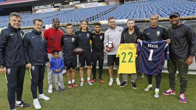 Jogadores dos Patriots visitam treino da SeleÃ§Ã£o e brasileiros se arriscam no futebol americano