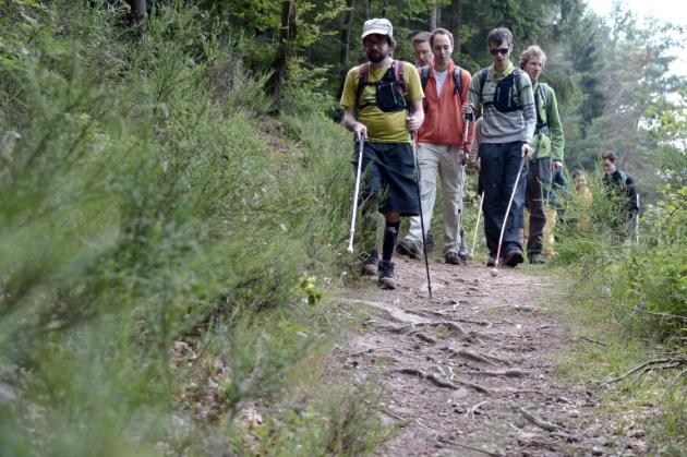 Unos senderistas con deficiencias visuales caminan con ayuda de un GPS el 25 de junio de 2015 en Reipertswiller, en el este de Francia