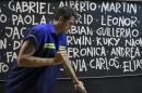 El escritor argentino, Enrique "Kike" Ferrari limpia el suelo de una estación de metro en Buenos Aires el 14 de marzo de 2016