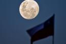 La luna y una bandera chilena en Concepción en Chile el 30 de junio de 2015