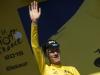 Le Britannique Christopher Froome célèbre son maillot jaune de leader lors de la 20e et avant dernière étape du Tour de France, le 25 juillet 2015 à L'Alpe d'Huez