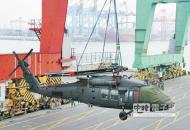 陸軍向美採購的首批4架UH－60黑鷹直升機去年12月運抵高雄港。（本報資料照片）