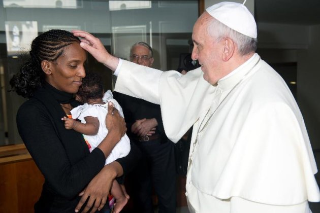 Imagen distribuida por el Osservatore Romano el 24 de julio de 2014 que muestra al papa Francisco bendiciendo a la sudanesa Meriam Yahia Ibrahim Ishag y su hija Maya en una audiencia privada en el Vaticano