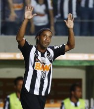 Foto de archivo del delantero brasileño Ronaldinho celebrando tras marcar un gol para Atlético Mineiro en un partido contra Nacional de Paraguay por la Copa Libertadores en Belo Horizonte. Mar 19, 2014. El club Querétaro del fútbol mexicano remeció el viernes el mercado de fichajes con la incorporación de Ronaldinho, de 34 años y campeón del mundo con su selección en 2002. REUTERS/Stringer