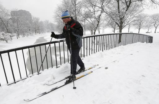 Irv Rosenberg, de Boston, usa esquíes para recorrer la zona Esplanade en Boston, el sábado 24 de enero de 2015. (Foto AP/Michael Dwyer)