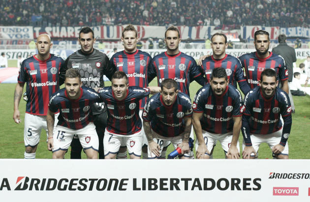 Los jugadores de la Argentina San Lorenzo posan antes de jugar de Paraguay Nacional en la Copa Libertadores de vuelta partido de fútbol final en Buenos Aires