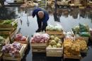 Des agriculteurs vendent leurs fruits et légumes au &quot;juste prix&quot; à Paris