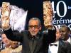 Abderrahmane Sissako brandit ses trophées lors de la cérémonie des César le 20 février 2015 à Paris