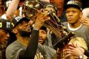 LeBron James, de los Cleveland Cavaliers, alza el trofeo Larry O'Brien tras derrotar a los Golden State Warriors en la final de la NBA, el 19 de junio de 2016 en Oakland, California