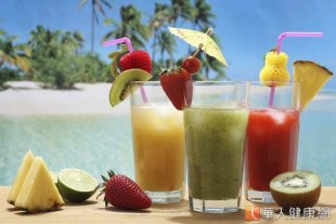 果汁「榨取」了水果的糖分，卻去除了含有纖維的果肉和果皮。喝果汁會導致血糖驟升驟降，導致饑餓。