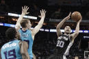 El argentino Manu Ginóbili, de los Spurs de San Antonio, dispara frente a Cody Zeller, de los Hornets de Charlotte, en el segundo medio del partido disputado el miércoles 14 de enero de 2015 (AP Foto/Chuck Burton)