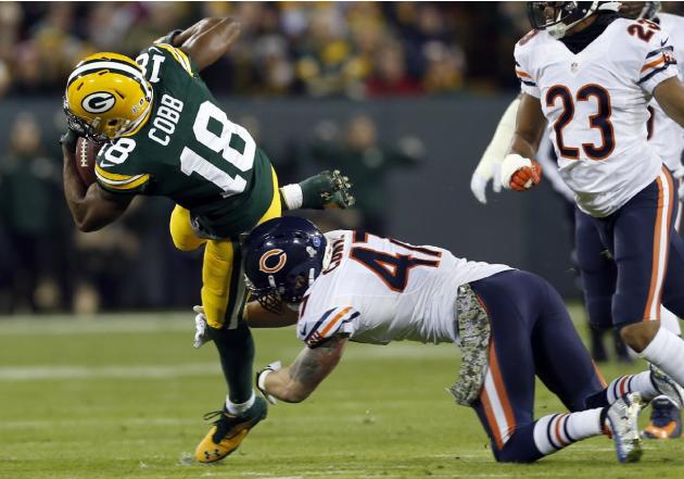 Chicago Bears profundo libre Chris Conte (47) Fuerza un abierto los Green Bay Packers, el receptor Randall Cobb (18) Durante la Primera Mitad de la ONU Partido de fútbol de la NFL Domingo, 09 de noviembre de 2014, en Green Bay, Wisconsin